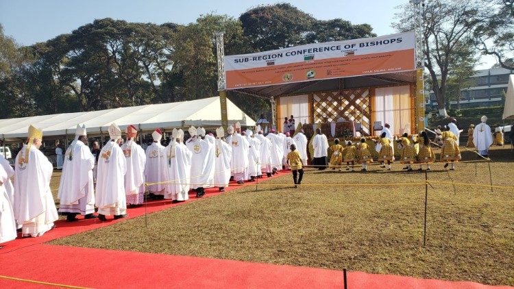 Bispos do Malawi, Zambia e Zimbabwe em procissão para a Missa, durante o encontro em Malawi