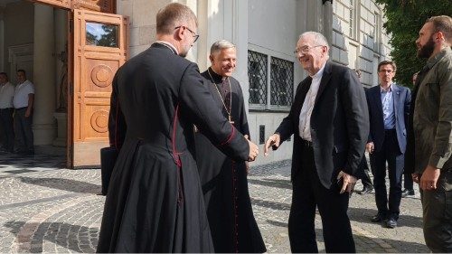 Arrivée du cardinal Parolin à Lviv