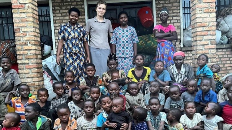 Sœur Agnieszka Gugała avec les réfugiés congolais