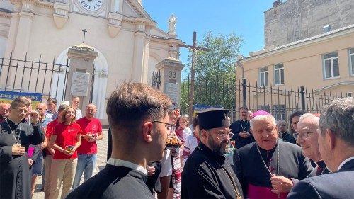 Kardinal Parolin vor der römisch-katholischen Marienkathedrale in Odessa