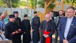 Le cardinal Pietro Parolin en visite à Odessa en Ukraine, le 20 juillet 2024, ici à la paroisse gréco-catholique Saint-Michel d'Odessa.