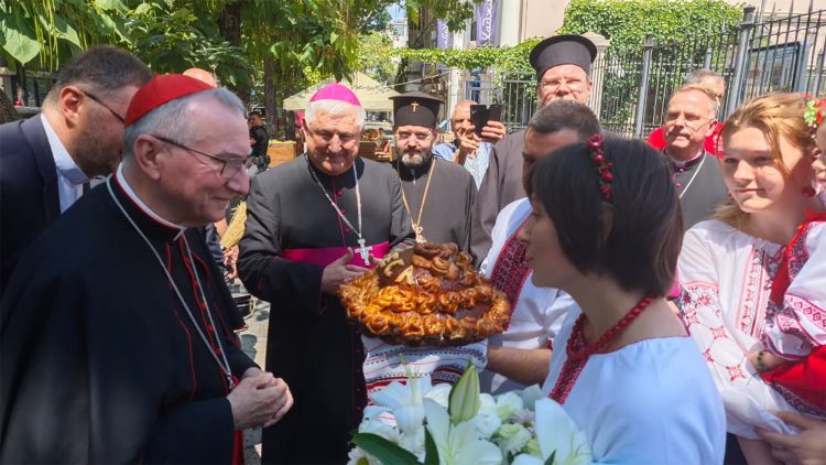 2024.07.20 Parolin a Odessa. Saluto davanti la cattedrale romano-cattolica