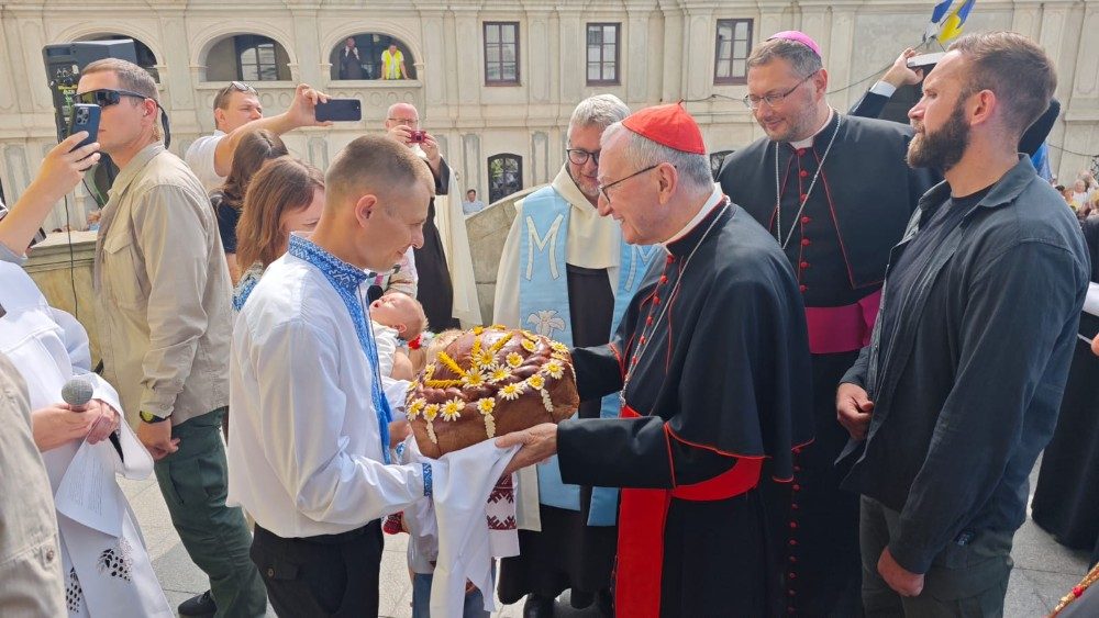 Đức Hồng Y Quốc vụ khanh Tòa Thánh đến Ukraine