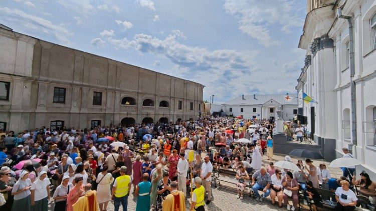 Fiéis reunidos para a celebração