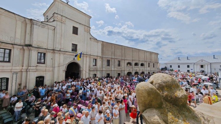 I fedeli fuori dal santuario