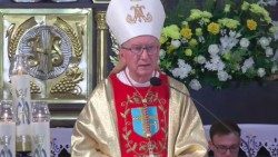 Kardināls Pjetro Parolins vada dievkalpojumu Berdičivas Dievmātes sanktuārijā