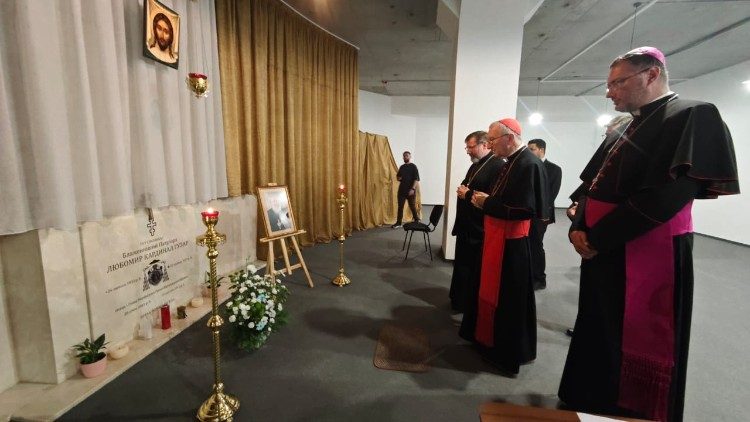 Visita del cardinale Parolin alla sede dell'Arcivescovo Maggiore. Preghiera tomba del cardinale Liubomyr Husar