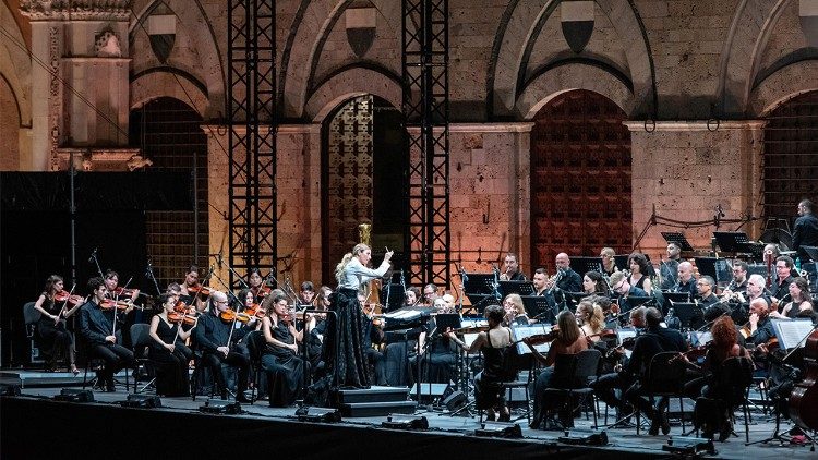 Beatrice Venezi dirige la Filarmonica Arturo Toscanini per il Festival dell’Accademia Chigiana di Siena 