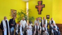 Uno de los dones más grandes del ministerio del Padre Luis Martínez Peñaloza (segundo sacerdote sentado, de izquierda a derecha) ha sido el acompañamiento espiritual.