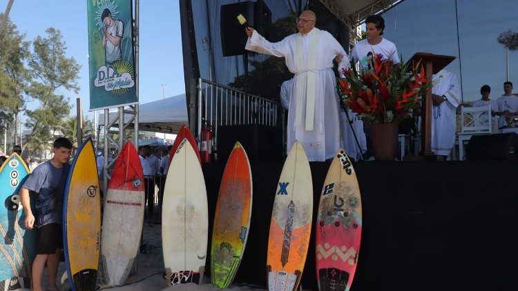 Benedizione delle tavole da surf in spiaggia