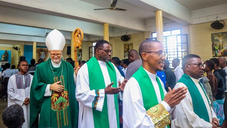 O Arcebispo com os padres concelebrantes