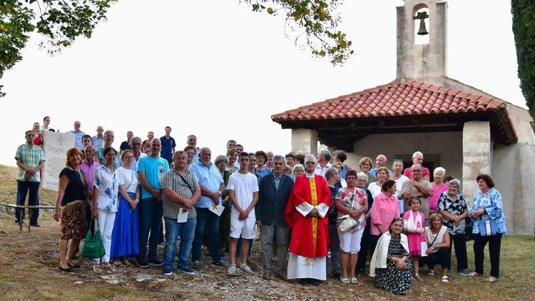 Vjernici Župe Brseč sa župnikom Petrom Belanićem ispred kapele sv. Jelene  (Foto: Danijel Delonga)