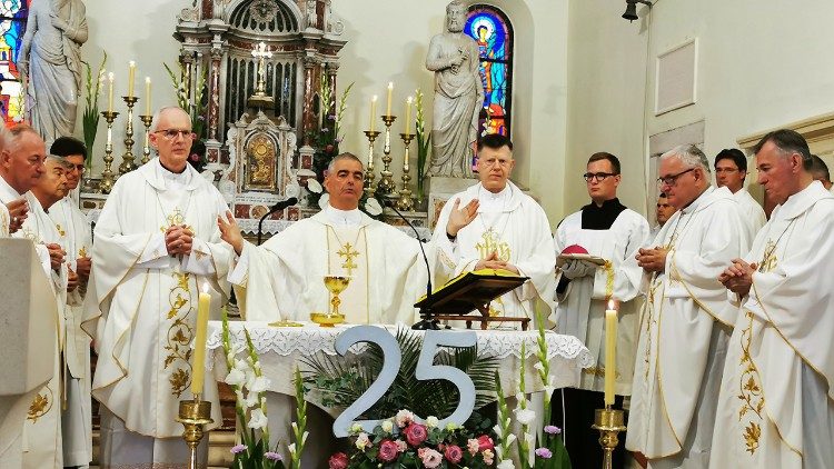 Slavlje srebrnog biskupskog jubileja apostolskog nuncija Nikole Eterovića u rodnim Pučišćima