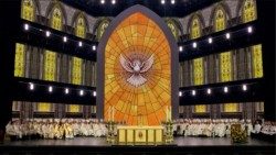Závěrečná mše eucharistického kongresu na stadionu Lucas Oil Stadium, Indianapolis, USA