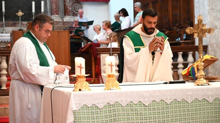 Misa zadušnica u paškoj župnoj crkvi za don Živka Kustića  (Foto: Ines Grbić)