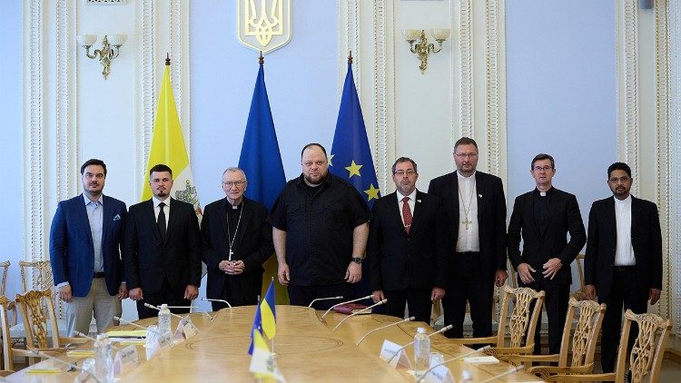 
                    Ucrânia, Parolin encontra o primeiro-ministro Shmyhal e visita o Parlamento
                