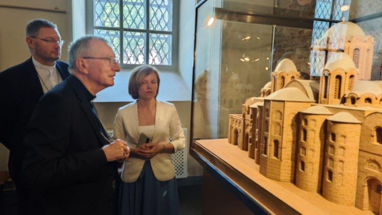 Um momento da visita do cardeal Parolin à catedral de Santa Sofia em Kyiv