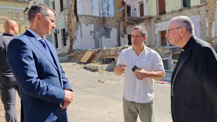 
                    Ucrânia: Parolin visita hospital destruído e a catedral de Santa Sofia
                