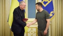Statssekretæren blev modtaget i Kyiv af det ukrainske statsoverhoved. Han forsikrede ham om, at paven følger situationen i Ukraine. Kardinalen fik en høj, national æresbevisning