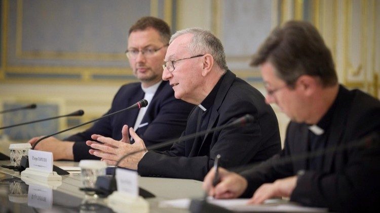 Il cardinale Parolin durante l'incontro col presidente Zelensky