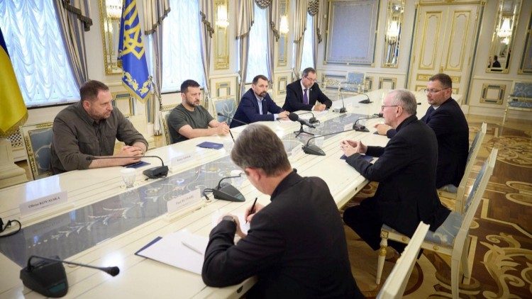 Um momento do encontro em Kiev entre as delegações do Vaticano e da Ucrânia