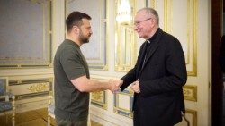ゼレンスキー大統領を訪問したバチカン国務長官パロリン枢機卿　2024年7月23日　ウクライナ・キーウ