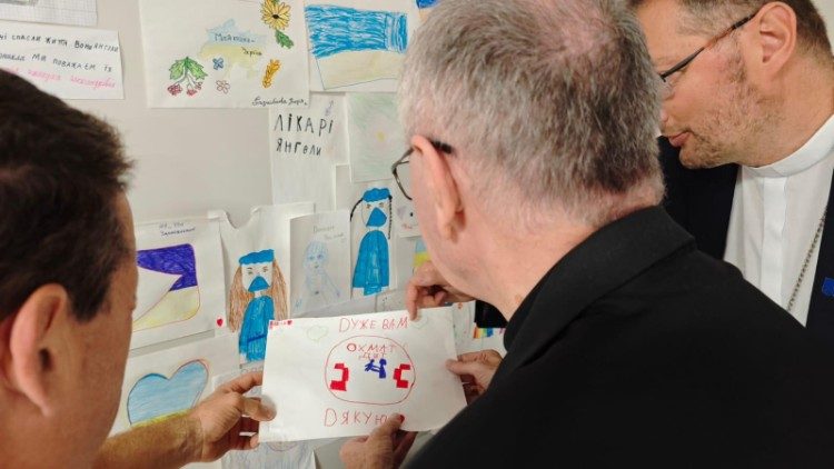 Cardinale Parolin visita ospedale pediatrico Okhmatdyt a Kyiv