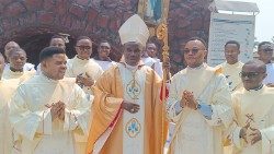 Mgr Charles Ndaka, vicaire général et évêque auxiliaire de l'archidiocèse de Kinshasa (RD Congo), entouré de nouveaux diacres.