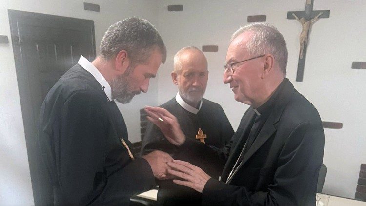 El cardenal Pietro Parolin con los sacerdotes redentoristas greco-católicos Ivan Levytsky y Bohdan Heleta, liberados de su cautiverio ruso el 28 de junio de 2024. 