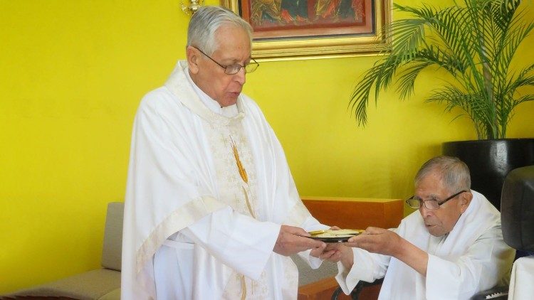 
                    México: padre Martínez Peñaloza, quase 100 anos e 75 de sacerdócio
                
