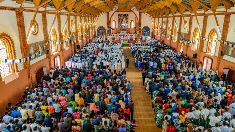 Des fidèles rwandais à l'ouverture du double jubilé le 10 février à Kabgayi