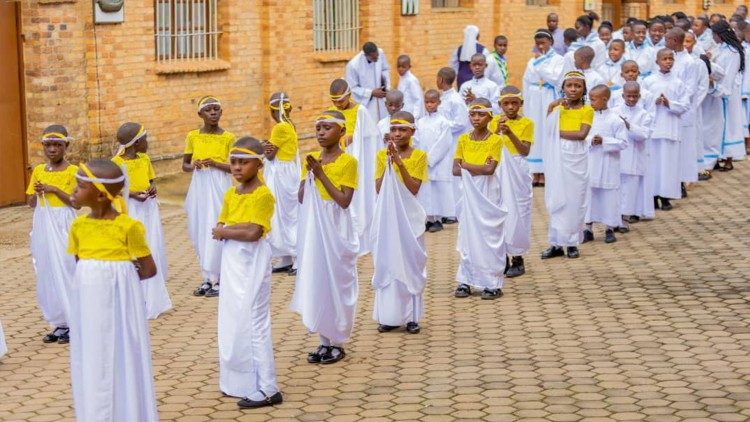 Une procession d'enfants à la messe d'ouverture du double jubilé à Kabgayi