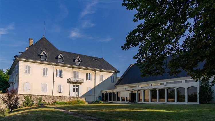 L'abbaye dispose de jardins et est située près de grandes étendues de forêts dans les Alpes françaises. 