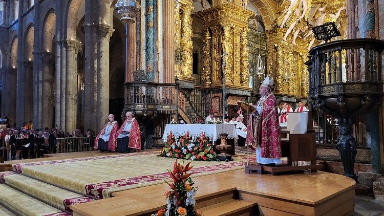 Solemnes vísperas en preparación a la fiesta del apóstol Santiago. (@Archidiócesis de Santiago de Compostela)