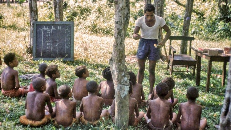 A educação é a chave para o desenvolvimento da sociedade papua