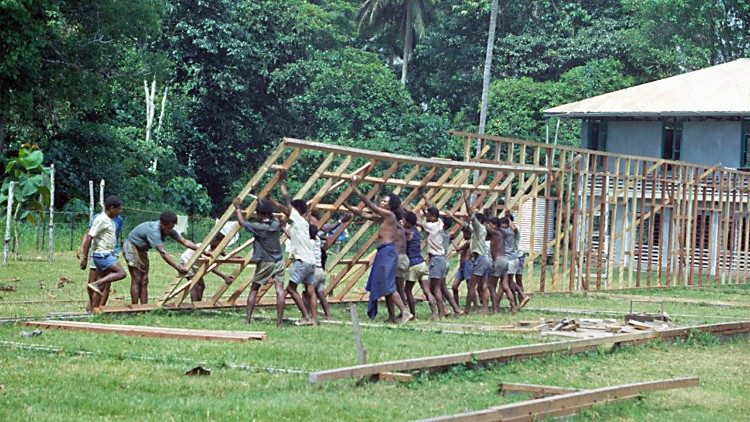 La construcción de las primeras escueles en el territorio