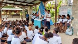 La "misión" en Papúa Nueva Guinea esta conformada por la iglesia, el centro de salud y la escuela