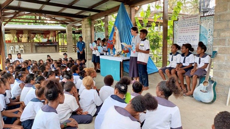 
                    A missão em Papua tornou-se um modelo social: igreja, dispensário e escola
                