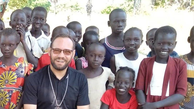 Monseñor Christian Carlassare con los niños de su diócesis