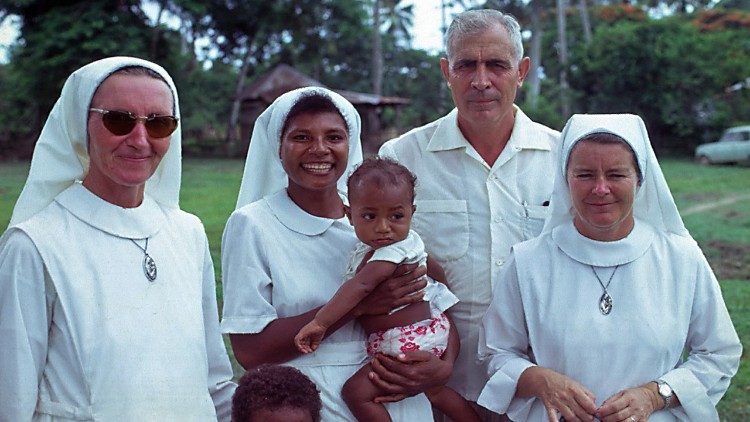 A religiosa papua Ir. Elizabeth lnapi, juntamente com o padre Xavier Vergés e outras religiosas