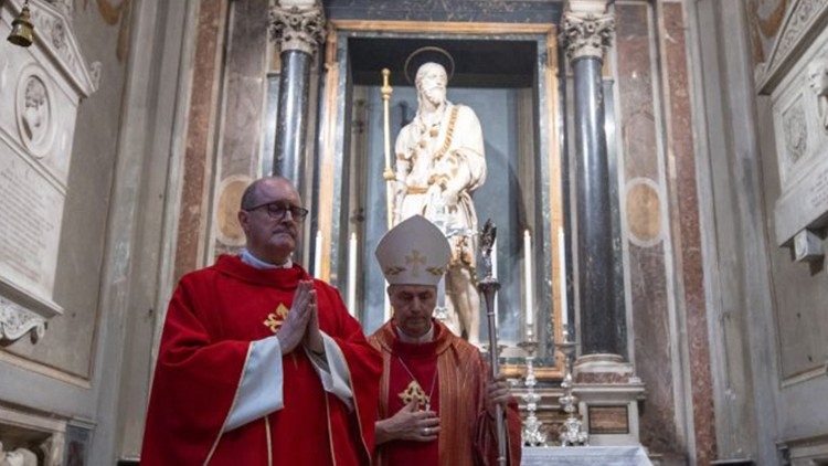 El cardenal Ángel Fernández Artime junto a Don José Jaime Brosel, Rector de la Iglesia Nacional Española