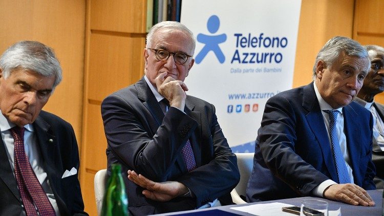 Ernesto Caffo, ao centro, durante um momento da cerimônia de premiação