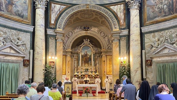 La celebrazione del cardinale Prevost nella parrocchia di Sant'Anna in Vaticano