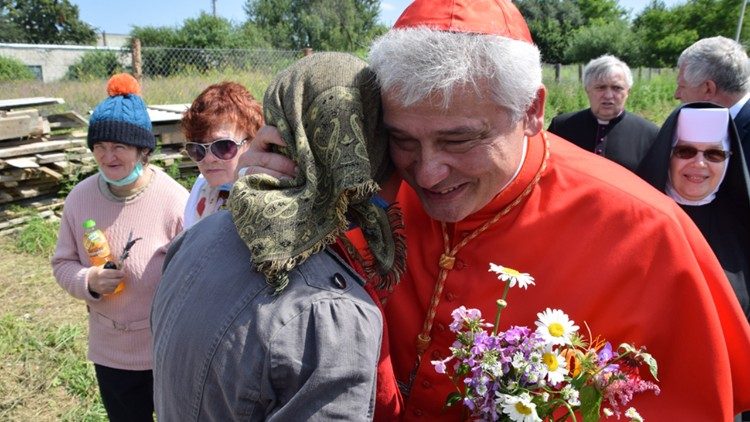 El cardenal Krajewski bendice la primera piedra del refugio en julio del 2020