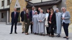 Las Hermanas Albertinas y una delegación de Ayuda a la Iglesia Necesitada delante de la casa inaugurada en el 2024