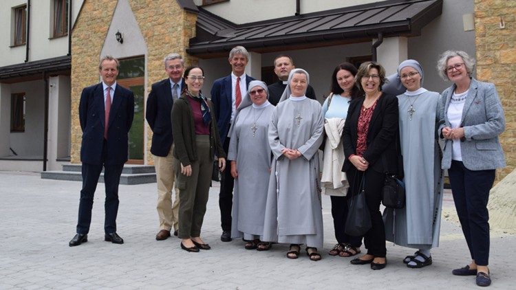 Sestry albertinky a delegace Kirche in Not (Pomoc trpící církvi) před domovem otevřeným v letošním roce 