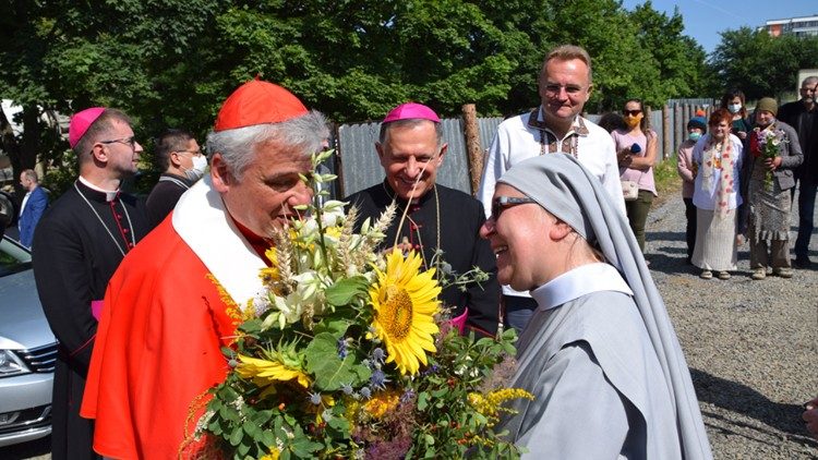 Kardinál Krajewski při požehnání základního kamene lvovského domova