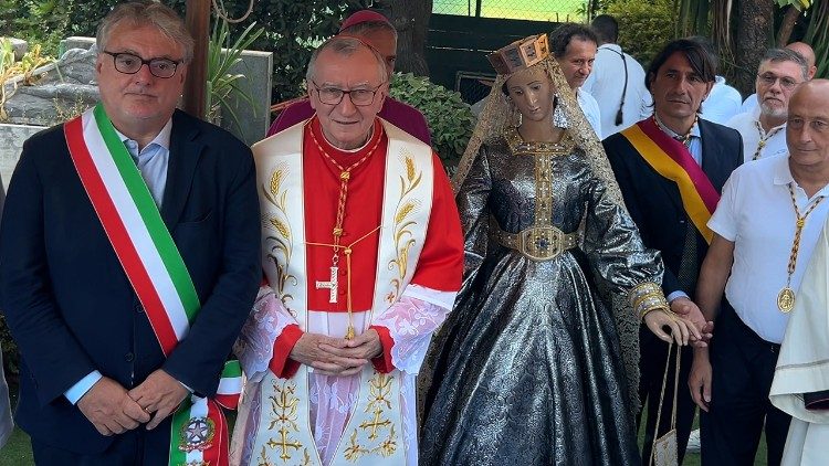 Cardeal Parolin ao lado da imagem de Nossa Senhora do Carmo