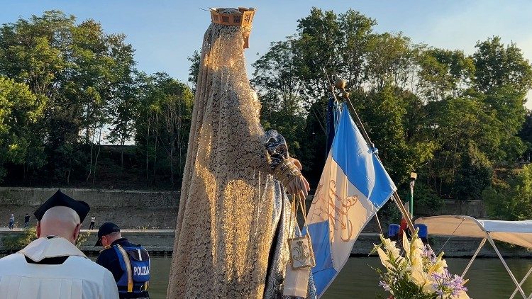 Processione no Rio Tibre com imagem de Nossa Senhora do Carmo "fiumarola"