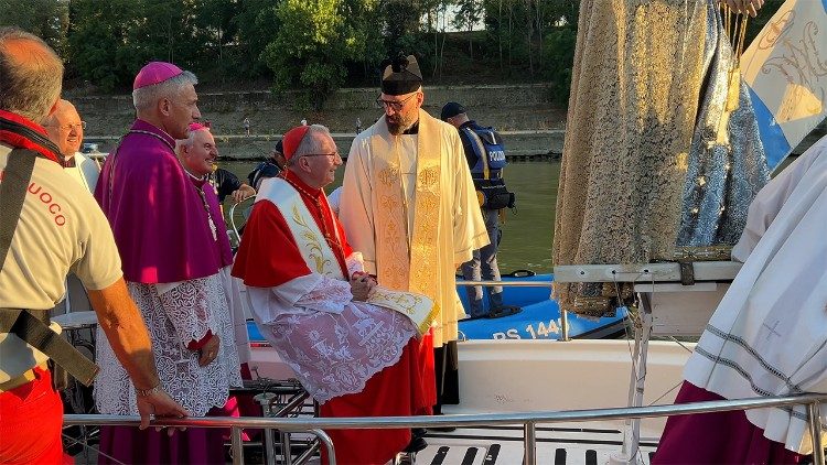 Processione no Rio Tibre com imagem de Nossa Senhora do Carmo "fiumarola"